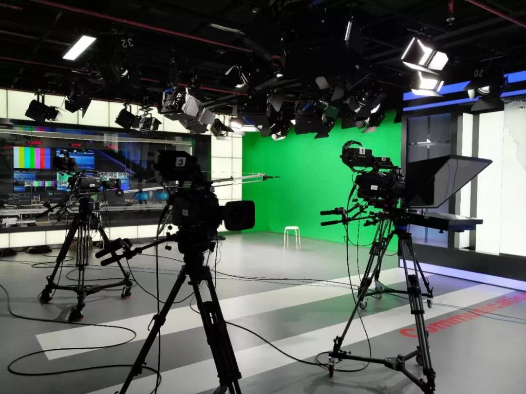 高速堵车有人在路中间打起羽毛球